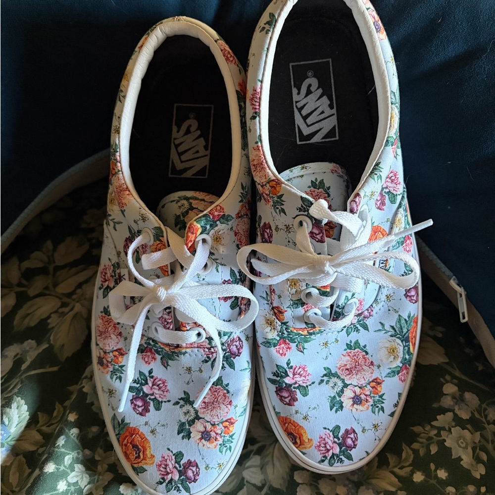Vans off the wall 9.5 women’s romantic floral and excellent condition sneakers